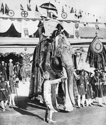 El Príncipe de Gales con el Maharajá de Gwalior durante su gira por la India, 1921