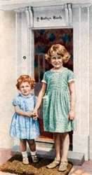 Las princesas Isabel y Margarita Rosa en la puerta de la Casita, 1933