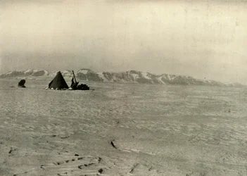 La Cordillera Reina Alexandra fotografiada en el camino hacia abajo del glaciar, c. 1908, 1909