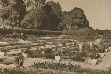 La tranquilidad del jardín holandés en el Palacio de Kensington custodiado por puertas cerradas, c1935