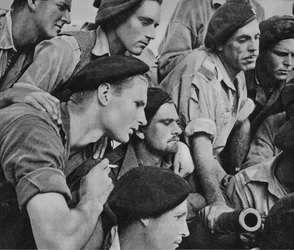 Los asaltantes, 1942