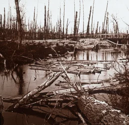 El río Ailette, norte de Francia, c. 1914-c. 1918
