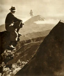 El distrito de Rotorua en la Isla Norte de Nueva Zelanda - El escalador descansando en una prominencia rocosa