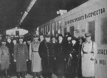 El Ministro de Guerra ruso inspeccionando un tren de la Cruz Roja que se dirige al frente, 1915