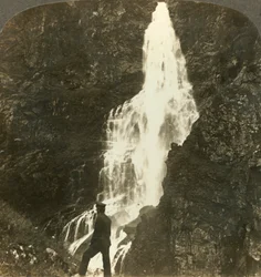 Las cataratas de Sevle, chapoteando y salpicando, cerca del hotel Stalheims, Naerodal, Noruega, c. 1905