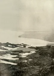 El barco en Pram Point, justo antes de partir hacia el norte, c1908, 1909