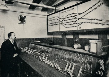 La caja de señales en un cruce de ferrocarril subterráneo, 1926