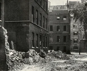 El sitio de la puerta de Fetter Lane y las casas abandonadas esperando demolición, 1934