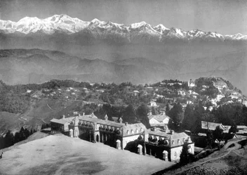 La cordillera nevada y Darjeeling desde arriba de la escuela St Pauls, Bengala Occidental, India, c. 1910