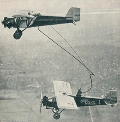 El Robin de San Luis reabasteciendo, c1929