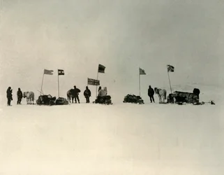 La salida desde el borde del hielo al sur de Hut Point, c. 1908, 1909