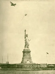 La Estatua de la Libertad, con antorcha levantada, Puerto de Nueva York, c. 1930