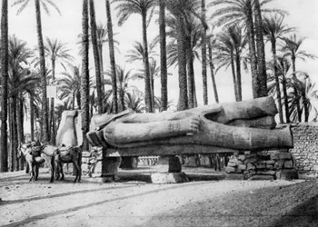 La estatua de Ramsés II, El Cairo, Egipto, c. 1920s