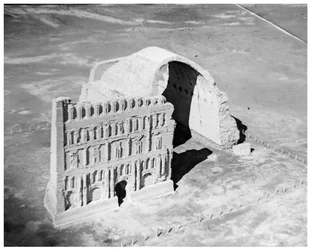 El Taq-i Kisra desde el aire, Ctesifonte, Irak, 1926