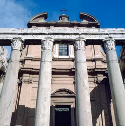 El Templo de Antonino y Faustina, Roma