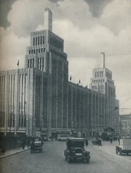 La masa flanqueada por torres del Karstadthaus construida en un distrito obrero, c.1935