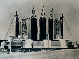 El edificio de viajes y transporte, 1932-1933