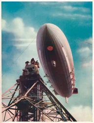 El dirigible estadounidense Macon siendo amarrado al mástil móvil en Lakehurst, Nueva Jersey, hacia 1935-1937