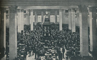 La sala de suscripción en Lloyds, con el estrado en el centro, 1936