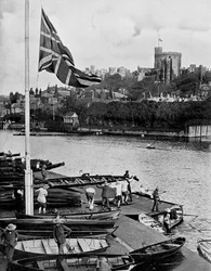 La Union Jack ondeando a media asta en el Boathouse del Eton College, Berkshire, 1910