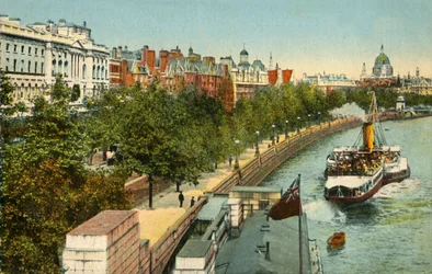 El Victoria Embankment y el barco de vapor en el río Támesis, Londres, c. 1910