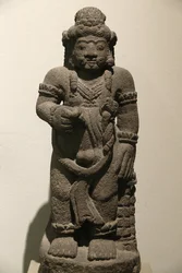 El Museo Victoria y Albert. Figura guardiana de un drama épico. Piedra volcánica. Indonesia (Java Oriental). 1400-1500. Período Majapahit. Reino Unido