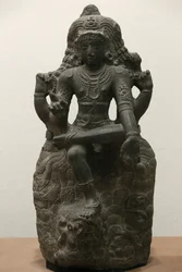 Museo Victoria y Alberto. Shiva como Dakshinamurti. 1200-1300. Período Chola tardío. Granito. Sur de India (Tamil Nadu). Reino Unido