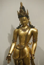 El Museo Victoria y Albert. El Bodhisattva Avalokiteshvara (Padmapani, portador del loto). 1300-1400. Dinastía Malla. Nepal. Cobre dorado con piedras preciosas y semipreciosas. Reino Unido