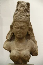 Museo Victoria y Alberto. Yogini. 800-900. Período Pratihara. Arenisca. India Central (Madhya Pradesh). Reino Unido