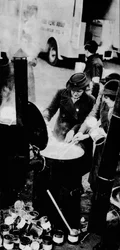 La W.V.S. hizo muchos trabajos. Aquí hay una mujer de la W.V.S. gestionando una cocina de campaña
