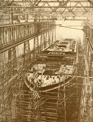 El transatlántico Doric de la White Star en construcción, c1930