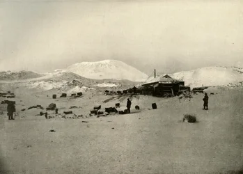 Los cuarteles de invierno. Con el Monte Erebus en el fondo, c1908, 1909