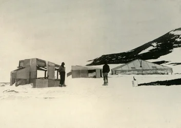 Los cuarteles de invierno de la Expedición Discovery en Hut Point, c1908, 1909