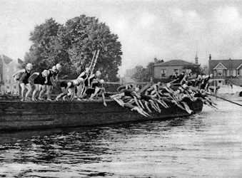 La carrera anual de natación de damas de Kew a Putney, Londres, 1926-1927