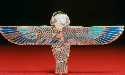 El reverso de un amuleto ba con alas doradas, período ptolemaico, Egipto, siglo IV-I a.C.