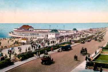 El quiosco de música y el paseo marítimo, Worthing, West Sussex, principios del siglo XX