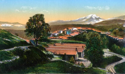 Los cuarteles con montañas nevadas distantes, Chakrata, India