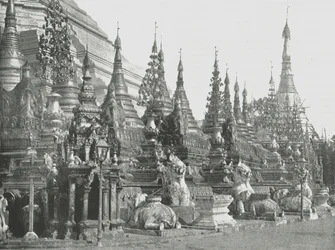La base de la Gran Pagoda, Rangún, Birmania, 1895