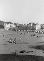 La playa, Dinard, Bretaña, siglo XX