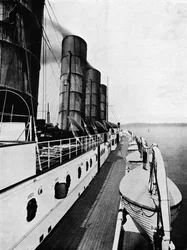 La cubierta del barco Lusitania, mostrando botes salvavidas, 1915