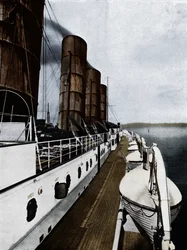 La cubierta del barco del Lusitania, mostrando botes salvavidas, 1915