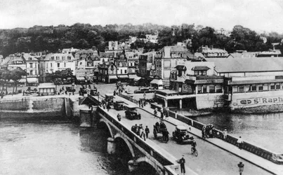 El puente sobre el río Touques, Trouville, Francia, c. 1920s