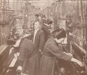El interior ocupado de una próspera fábrica de seda en Japón, 1907