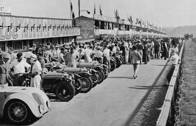 Los boxes ocupados: antes del inicio de la carrera de 24 horas de Le Mans, 1937