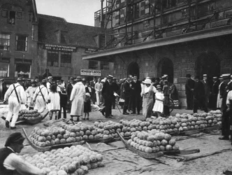 El mercado de quesos el viernes, Alkmaar, Países Bajos, c1934