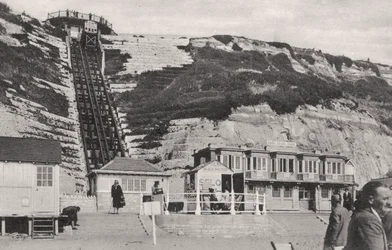 El ascensor del acantilado en Bournemouth, Dorset, principios del siglo XX