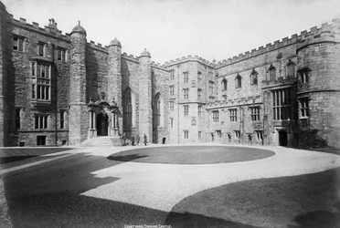 El patio, Castillo de Durham, Inglaterra, siglo XX