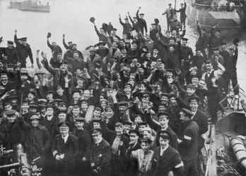 La tripulación del HMS Vindictive celebrando la Incursión de Zeebrugge el 23 de abril de 1918