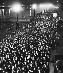 La multitud esperando pasar por el catafalco del Rey Jorge V en Westminster Hall, Londres, enero 1936