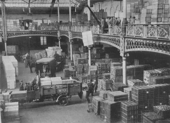 La sala de despacho de una de las grandes tiendas del Gobierno, 1915